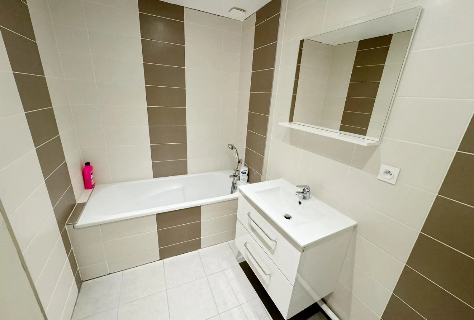 Apartment 24 Chic & Cosy Grand Appart 88M2 Parking Gratuit Hypercentre Netflix Saint-Etienne  France